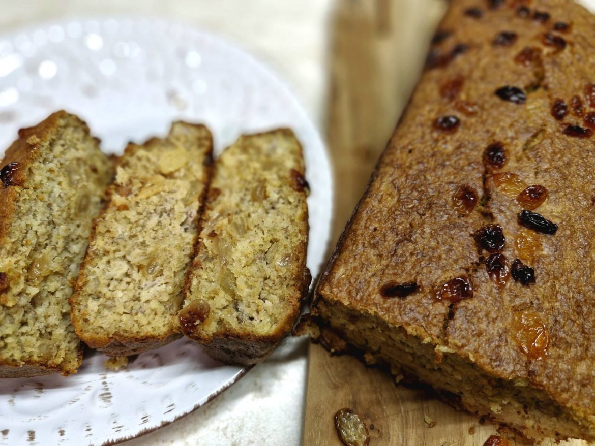 Banana bread με σταφίδες πάνω σε ξύλο κοπής