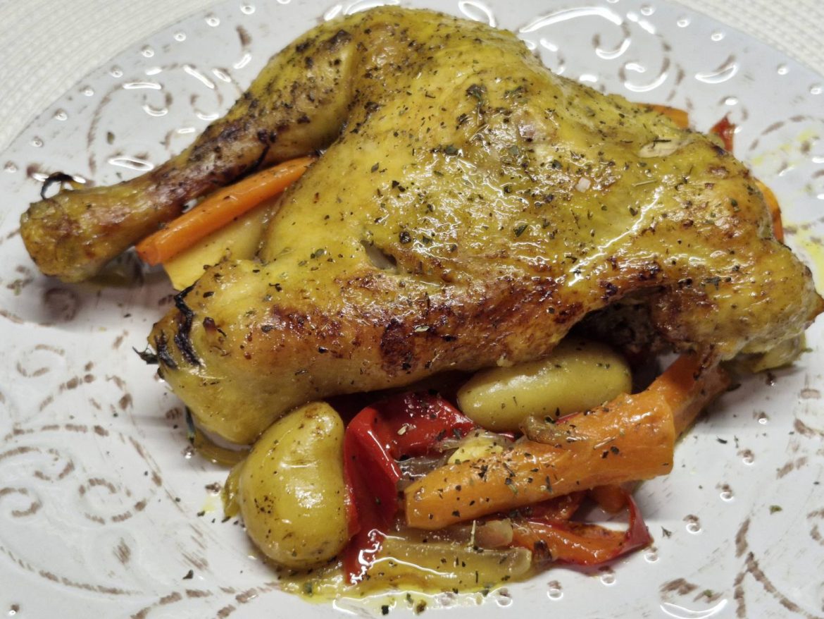 Κοτόπουλο με πατάτες, καρότα και πιπεριές στο φούρνο